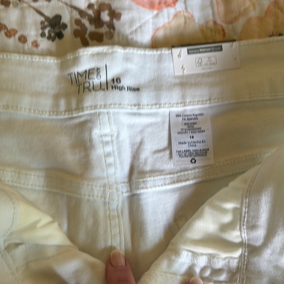 Time and Tru White Jean Shorts with Distressed Details - Picture 2 of 4